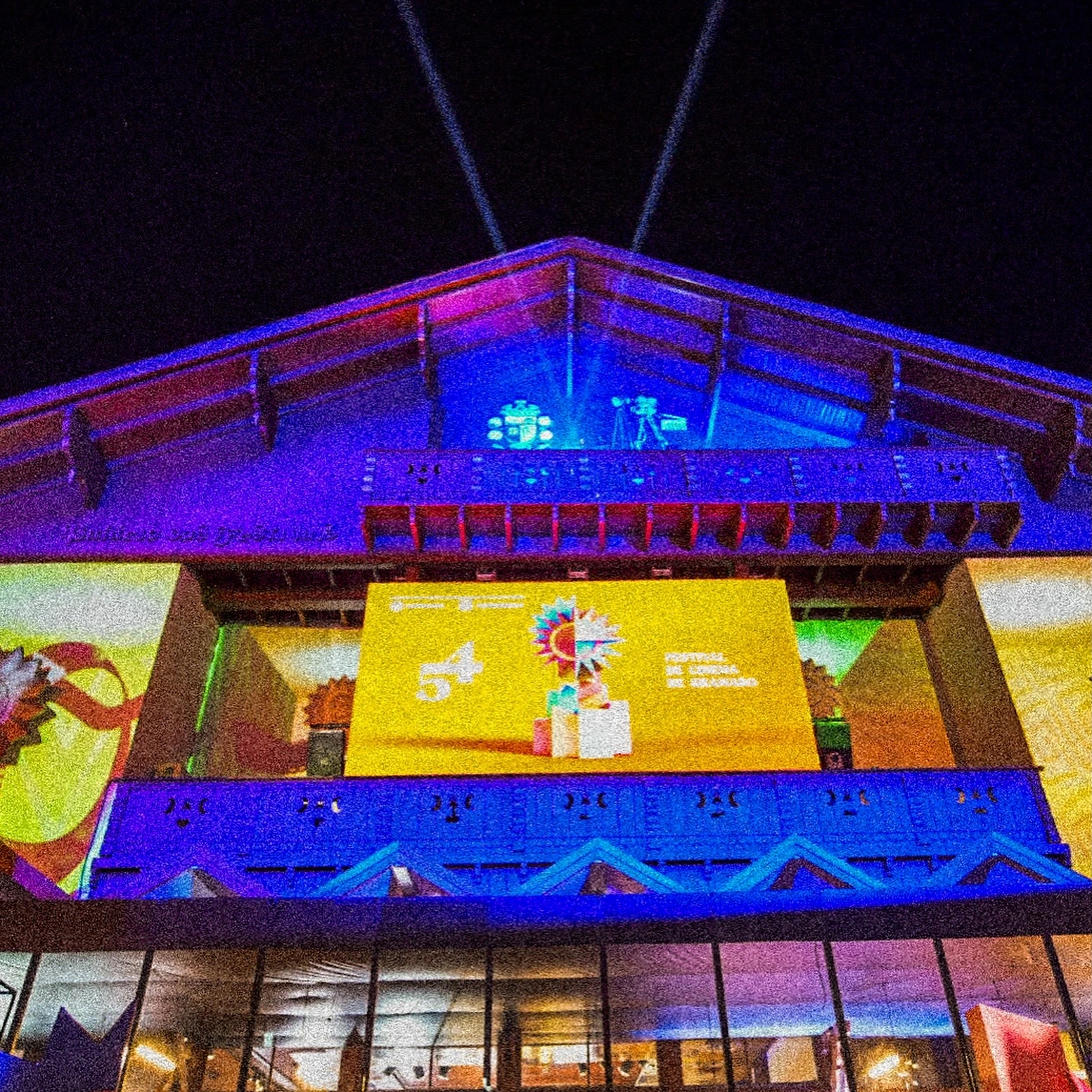 Palácio dos Festivais iluminado para a 54ª edição